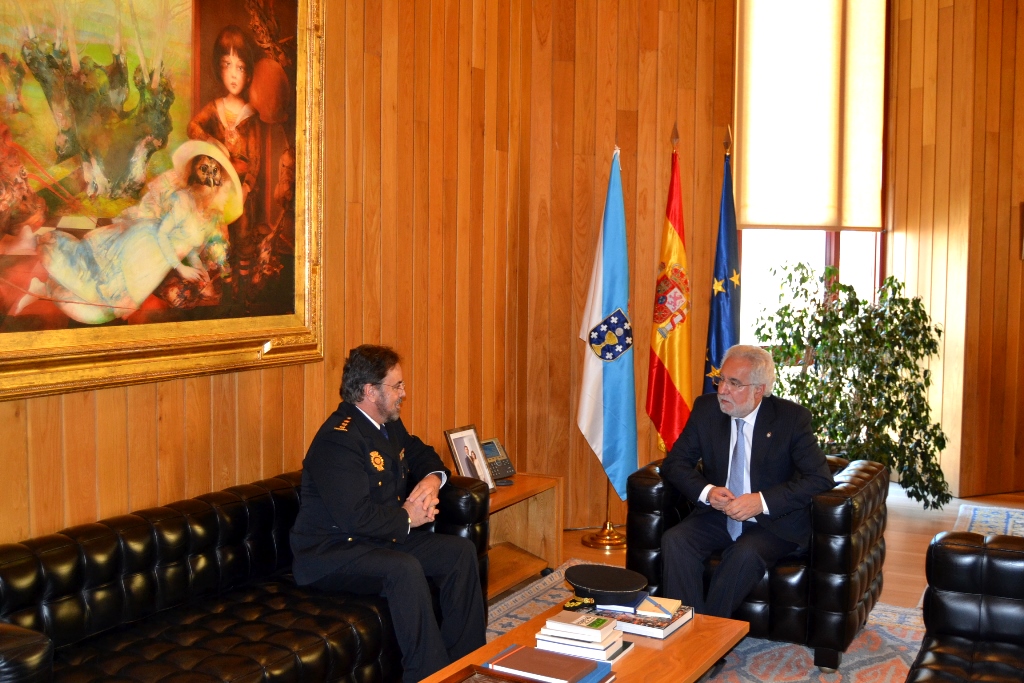 Foto da noticia:O comisario Xefe da Policía Nacional en Santiago efectúa unha visita protocolaria ao presidente do Parlamento